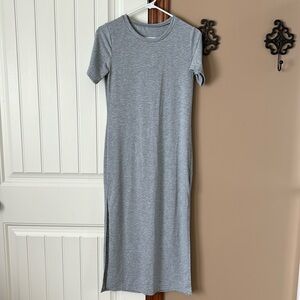 Grey cotton short sleeve dress with slit on both sides.